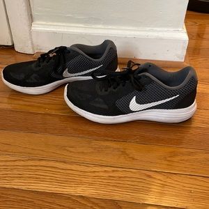 Black, grey, and white Nike Sneakers size 6.